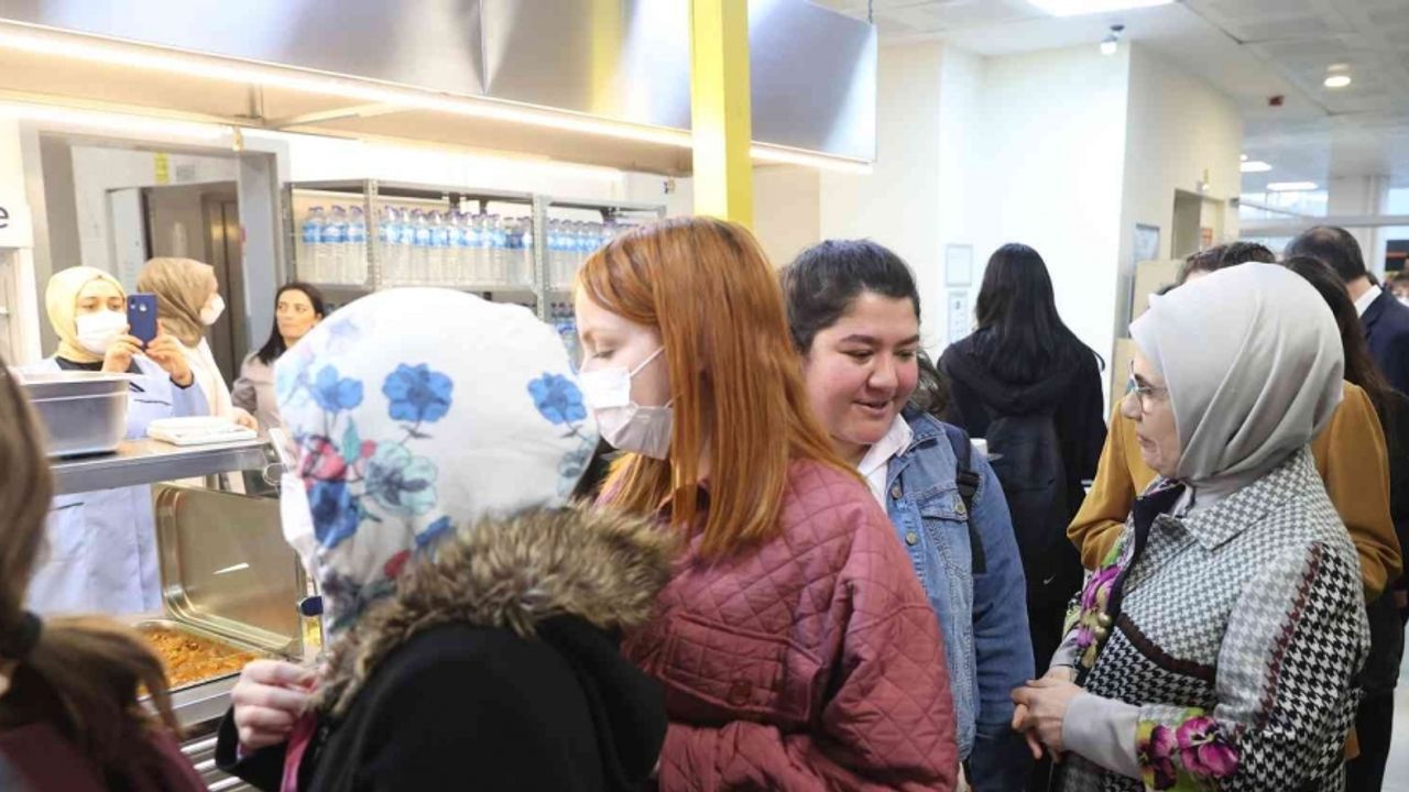 Emine Erdoğan, KYK Yurdu’nda kalan kız öğrencilerle iftar yaptı