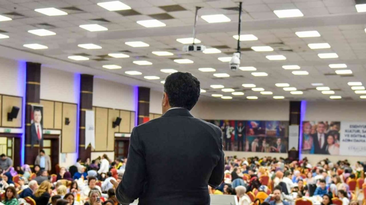 Esenyurt Belediye Başkanı Kemal Deniz Bozkurt eğitimcilerle; “Size minnettarız”