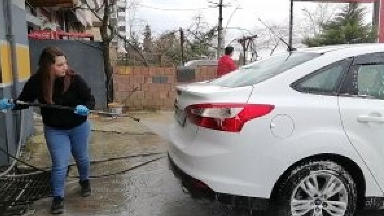 Kadın girişimciler seyyar satıcılığı bırakıp oto yıkama açtılar