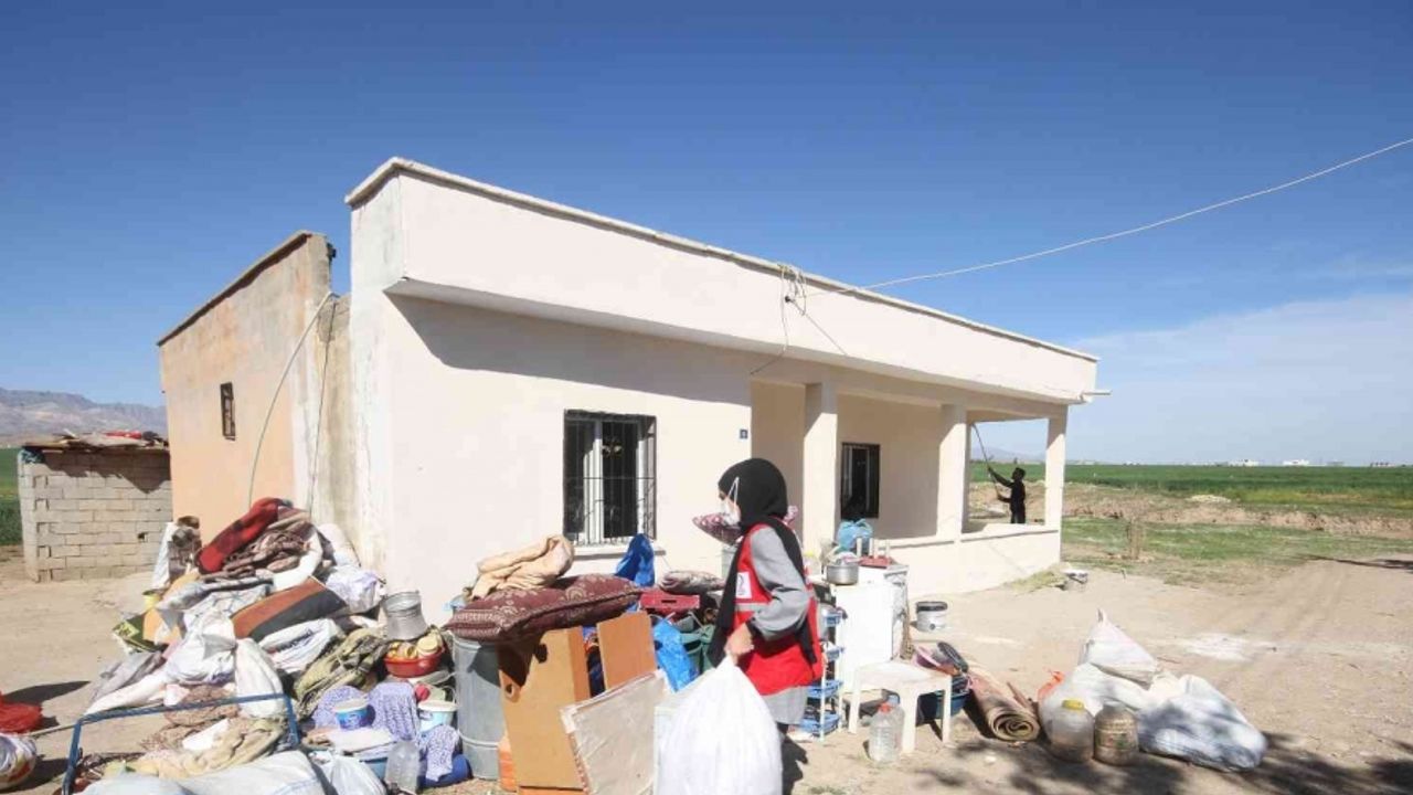 Kızılay ekibi, Silopi’de mağdur ailenin evini baştan onardı