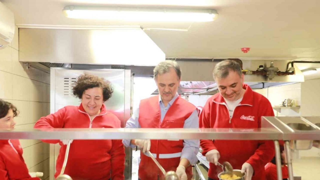 Kızılay yapılan bağışla ihtiyaç sahiplerine 50 bin kişilik iftar yemeği dağıttı