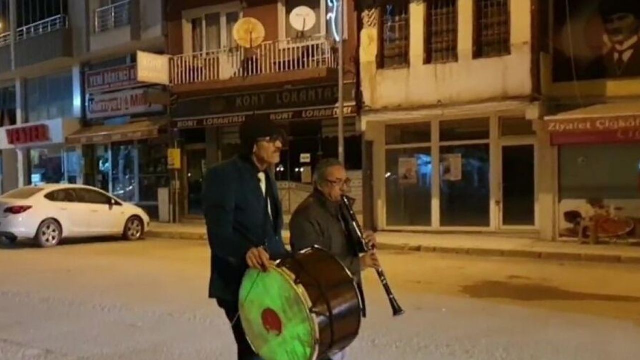Ramazan davulcuları halkı hırsız ve dolandırıcılara karşı manilerle uyardı