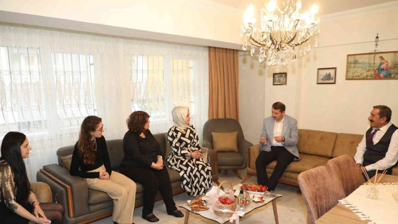 Vali Ayhan Paskalya Bayramında Hristiyan ailenin misafiri oldu