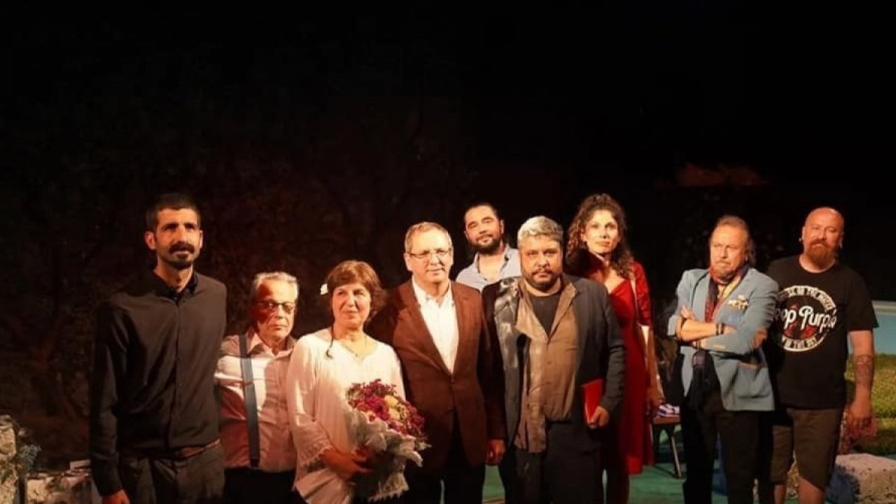 Ayvalık’ta Belediye Tiyatrosu ilk oyunuyla büyük ilgi gördü