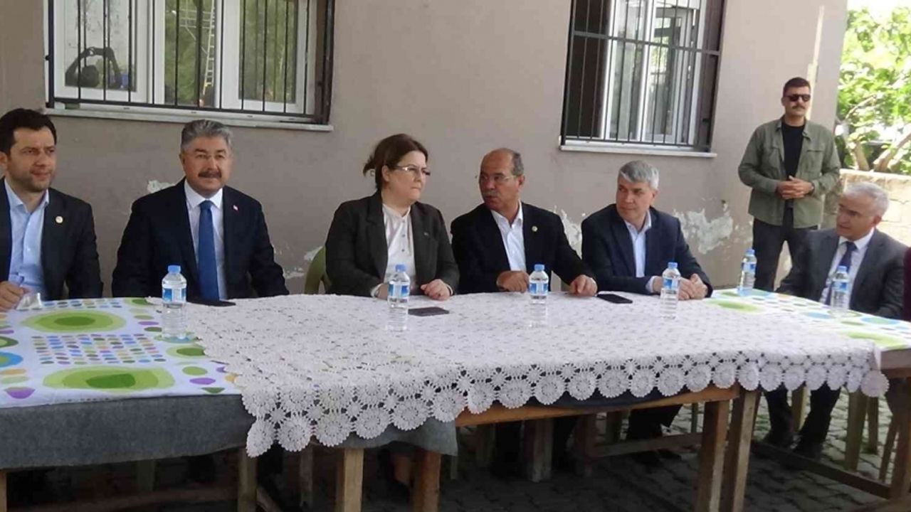 Bakan Yanık, doludan zarar gören tarım arazilerinde köylülerin sorunlarını dinledi