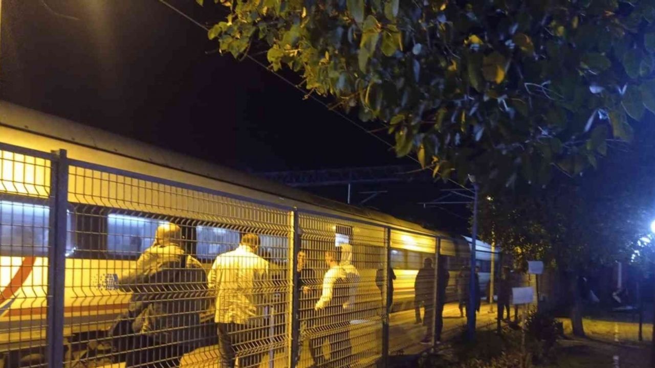 Elektrik direği devrilince tren seferi 2 saat durdu