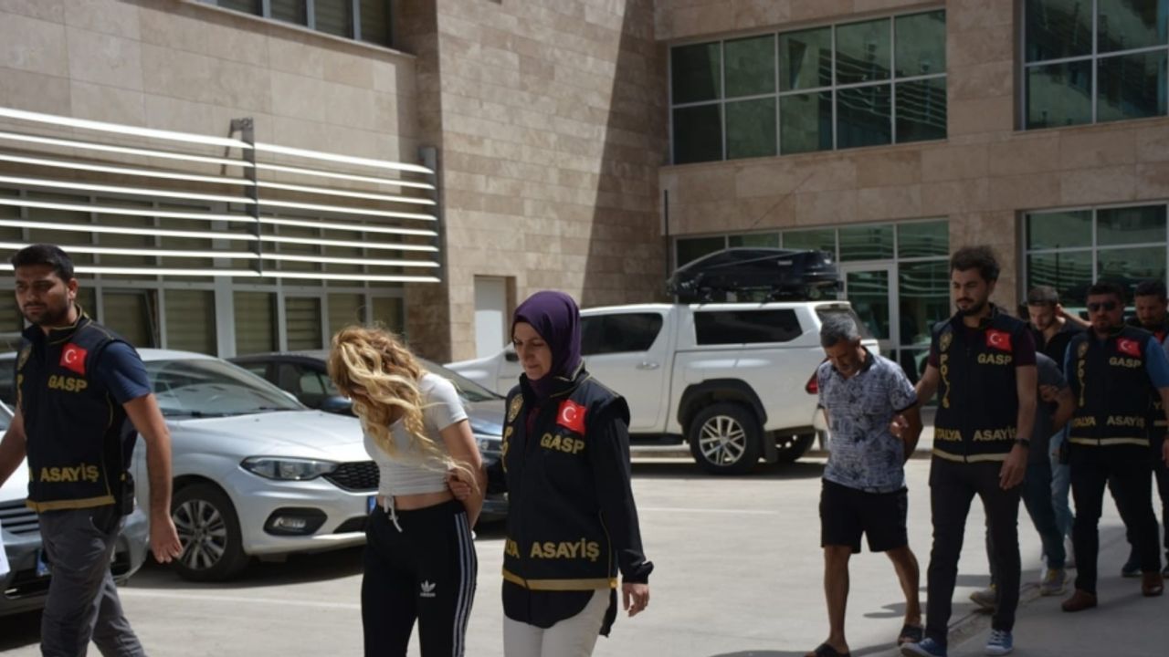 Escort olarak gittiği yerlerde çağırdığı 3 kişi ile birlikte gasp yapan 4 kişi tutuklandı
