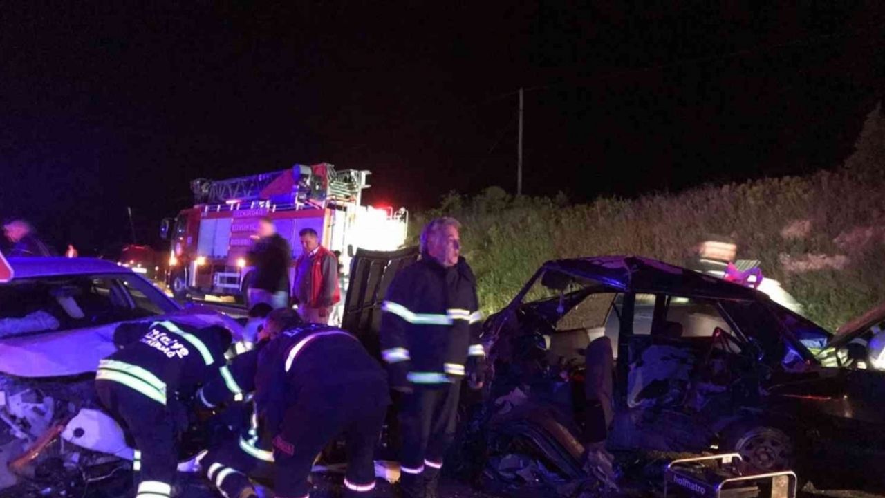 İki otomobil kafa kafaya çarpıştı: Feci kazada 2’si ağır, 3 yaralı