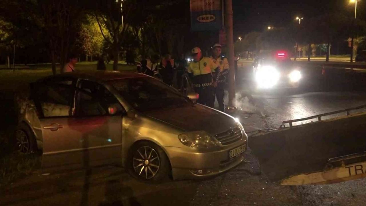 Kartal’da aydınlatma direğine çarpan otomobil kaldırıma çıktı: 2 yaralı