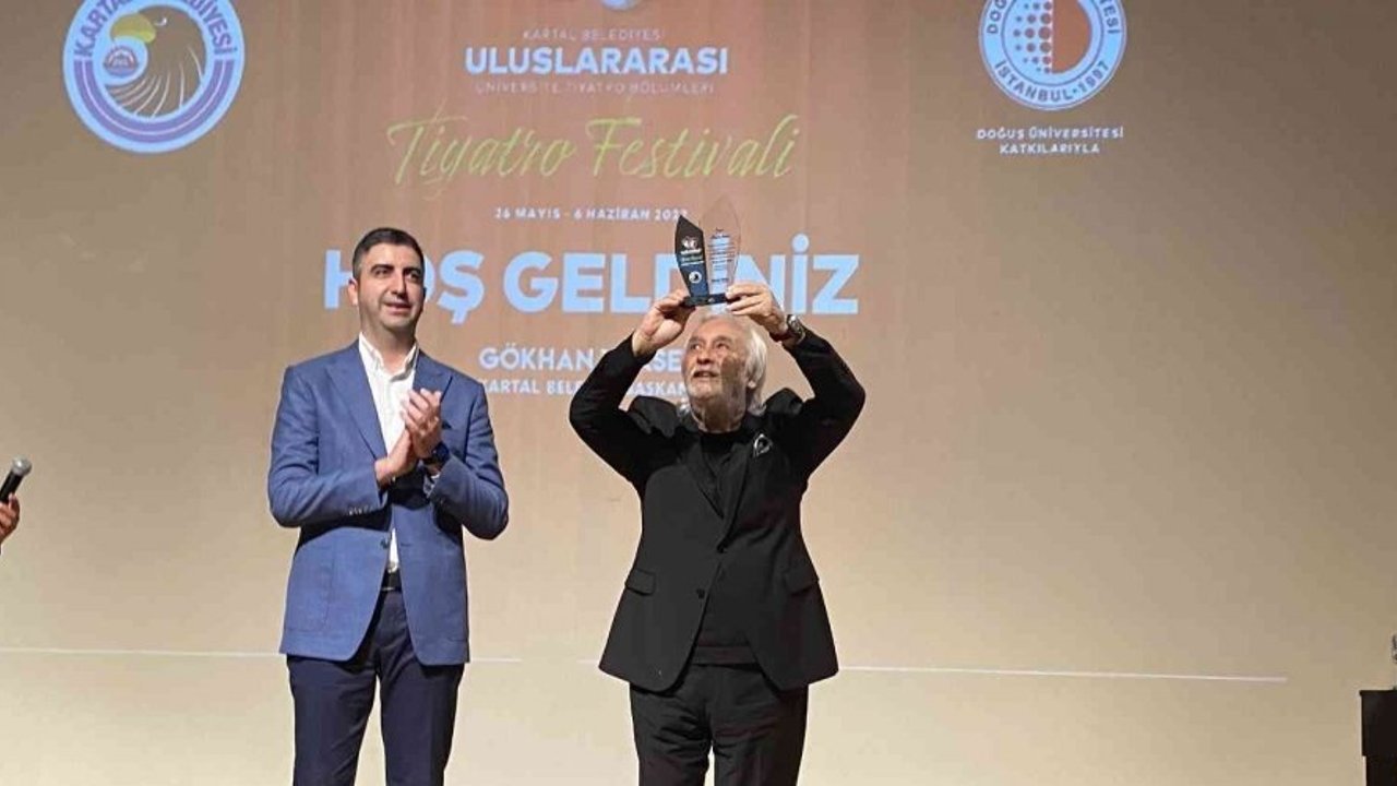 Kartal’da usta tiyatrocu Müjdat Gezen’e yaşam boyu onur ödülü