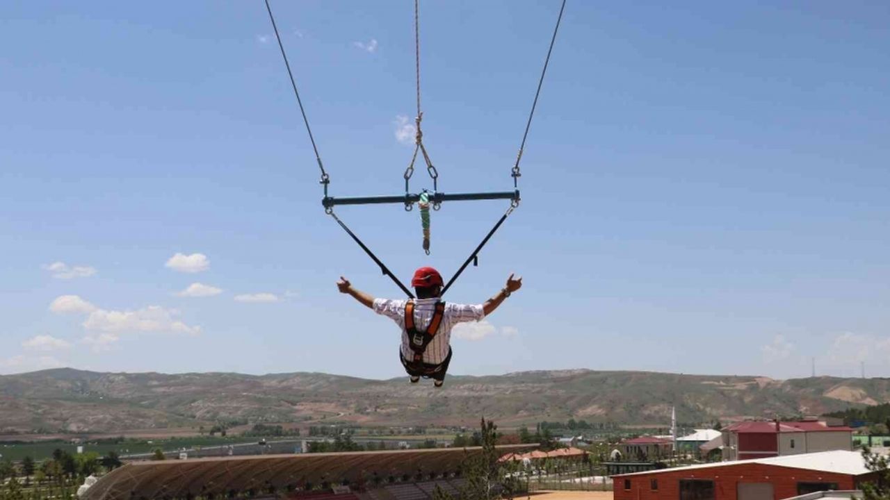 Nefes kesen dev salıncak, yürekleri ağza getiriyor