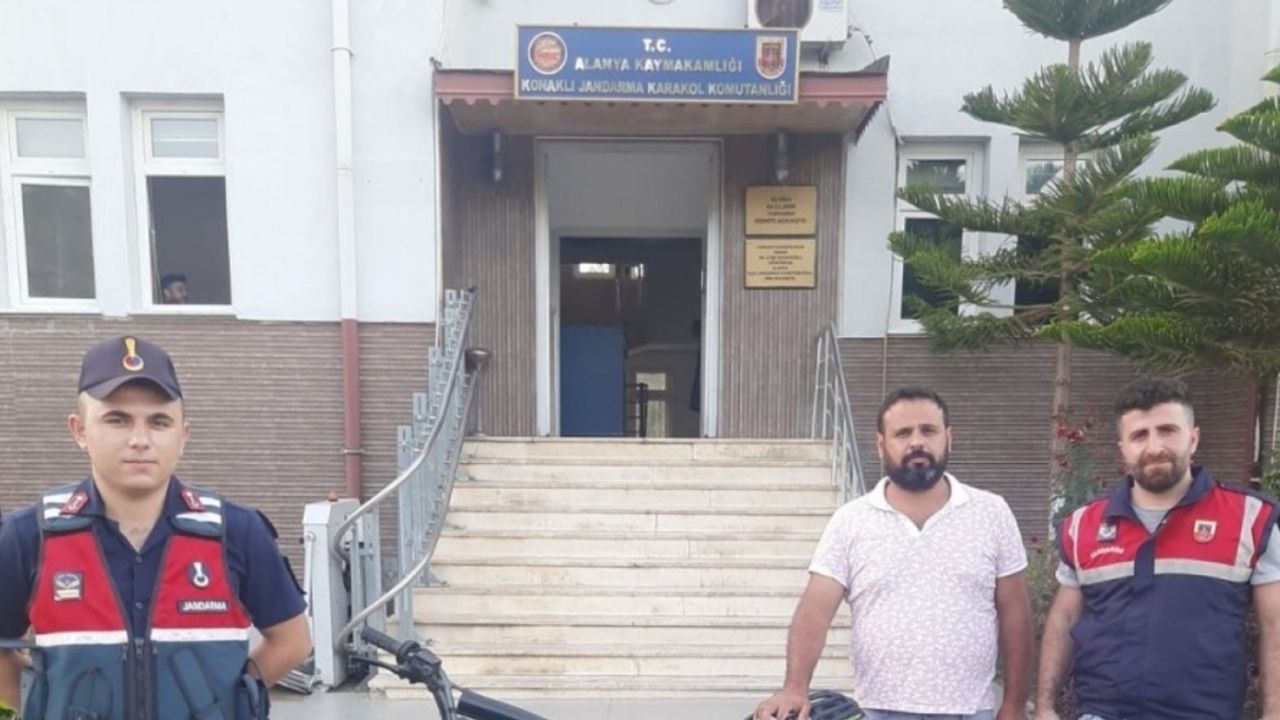 Çalınan motosiklet jandarma tarafından bulunup sahibine teslim edildi