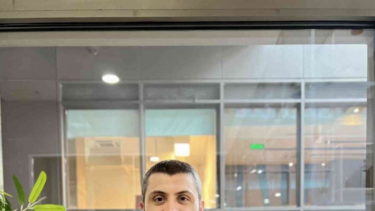 Nihat Tüney`den saç ektirecek kişilere önemli uyarı; “Saç çizgisi çok önemli”