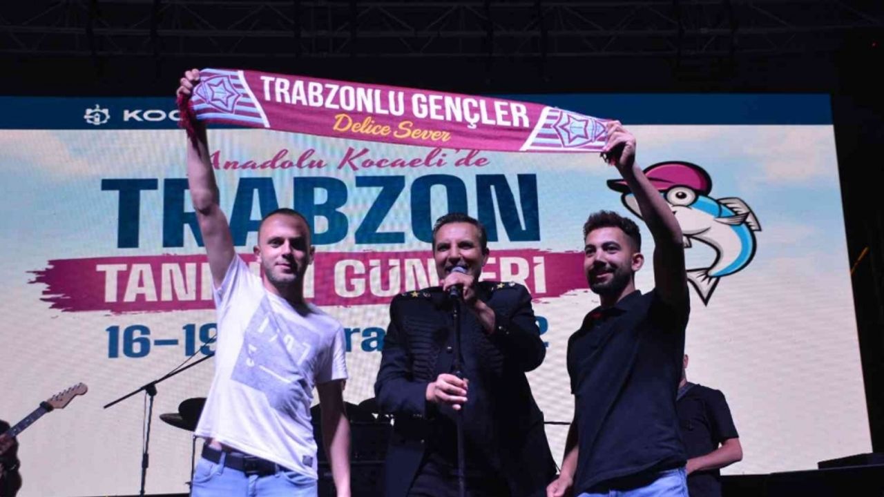 Rafet El Roman, Trabzonspor için bestelediği şarkıyı ilk kez konserinde söyledi