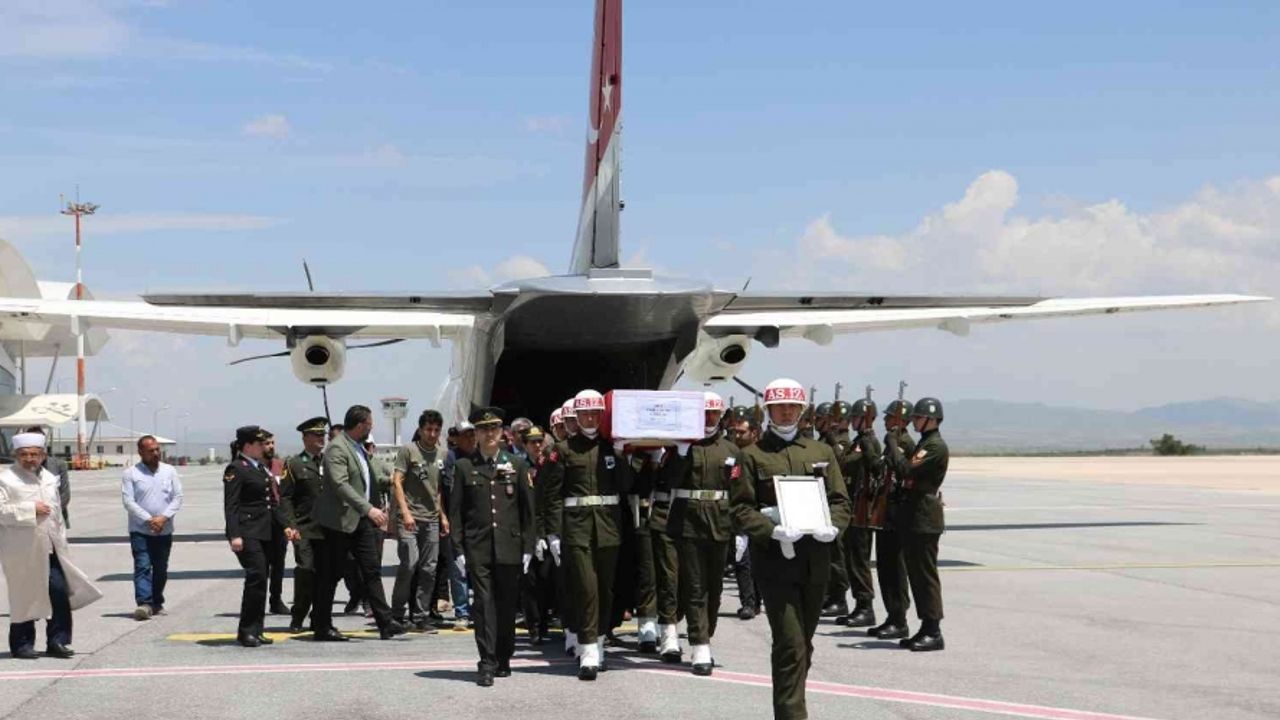 Şehit cenazesini hava limanında protokol karşıladı