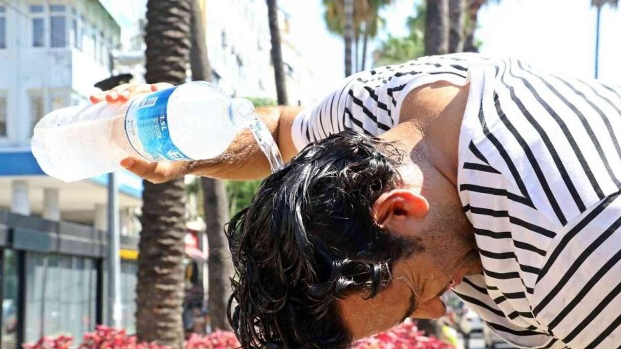 Sıcak havalarda susuzluk hissi olmasa bile her gün en az 2-2,5 litre sıvı tüketilmeli