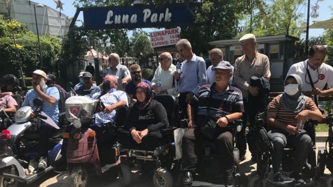 Aktif Engelliler Platformu’ndan, lunaparka alınmadığı iddia edilen engelli aile ile basın açıklaması