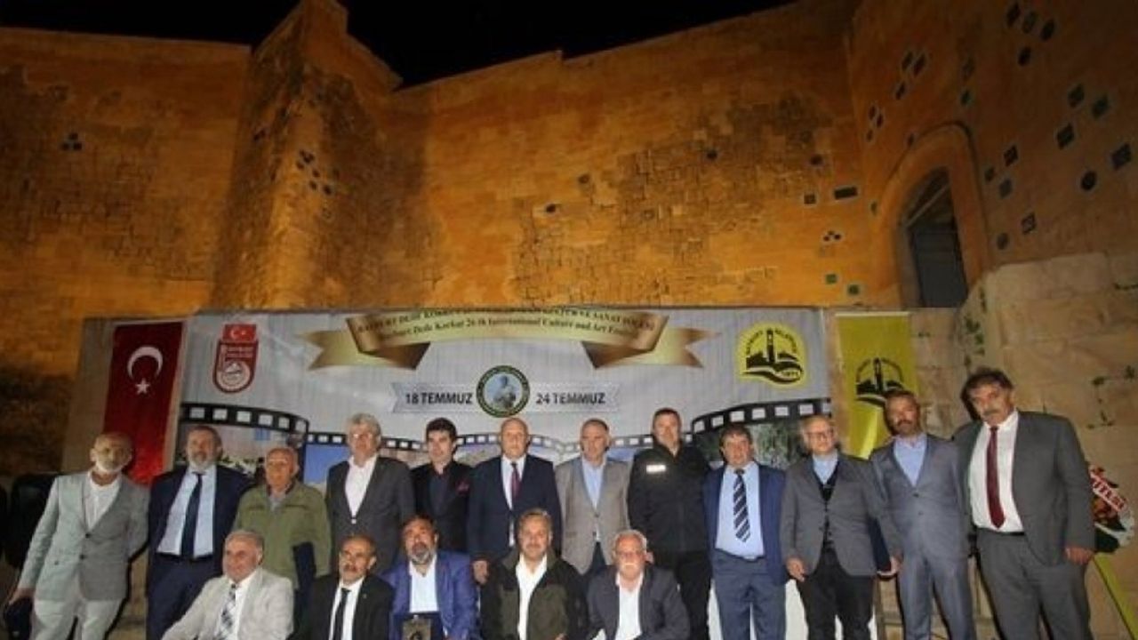 Bayburt Kalesi’nin tarihi atmosferinde Şair Zihni Şiir Gecesi