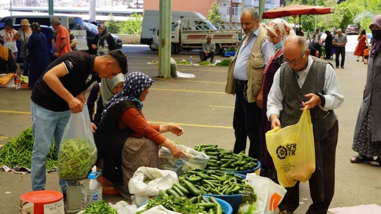 Köylü pazarında üreticiden tüketiciye taze sebze ve meyve