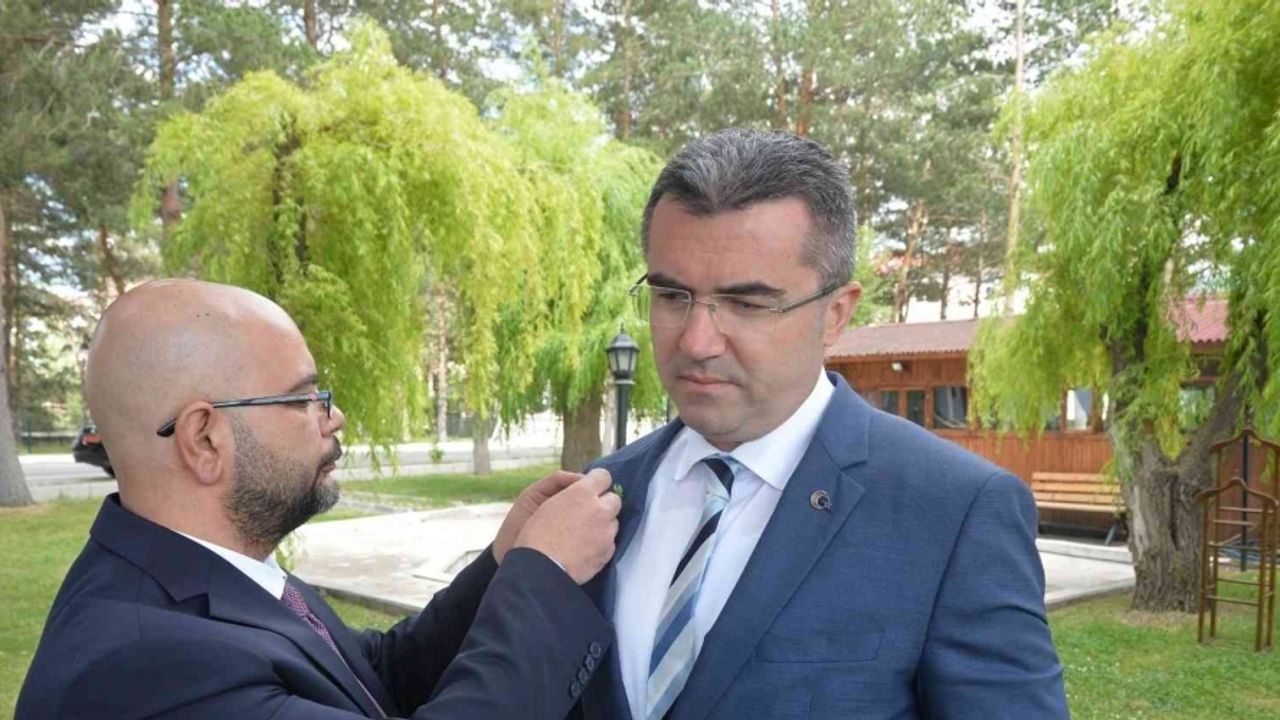 TEMA Vakfı il temsilcisi Demirceylan, Vali Memiş’i ziyaret edip rozet taktı