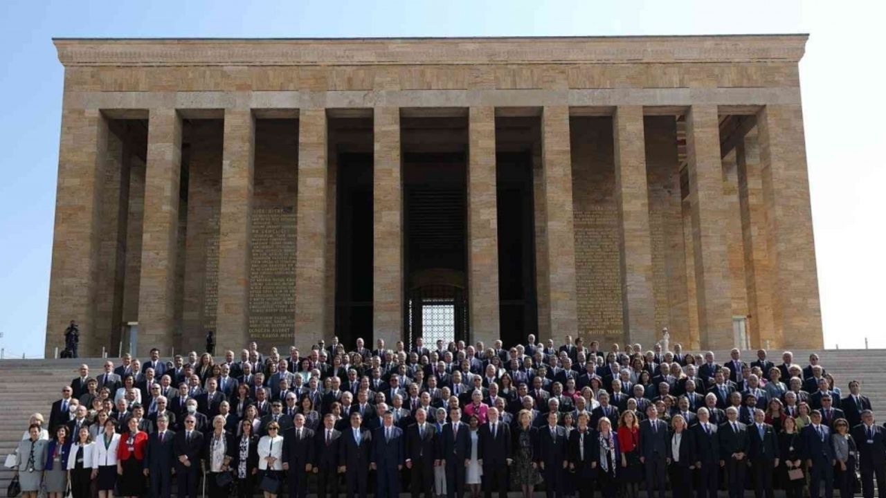 Bakan Çavuşoğlu 13. Büyükelçiler Konferansı öncesi Anıtkabir’i ziyaret etti