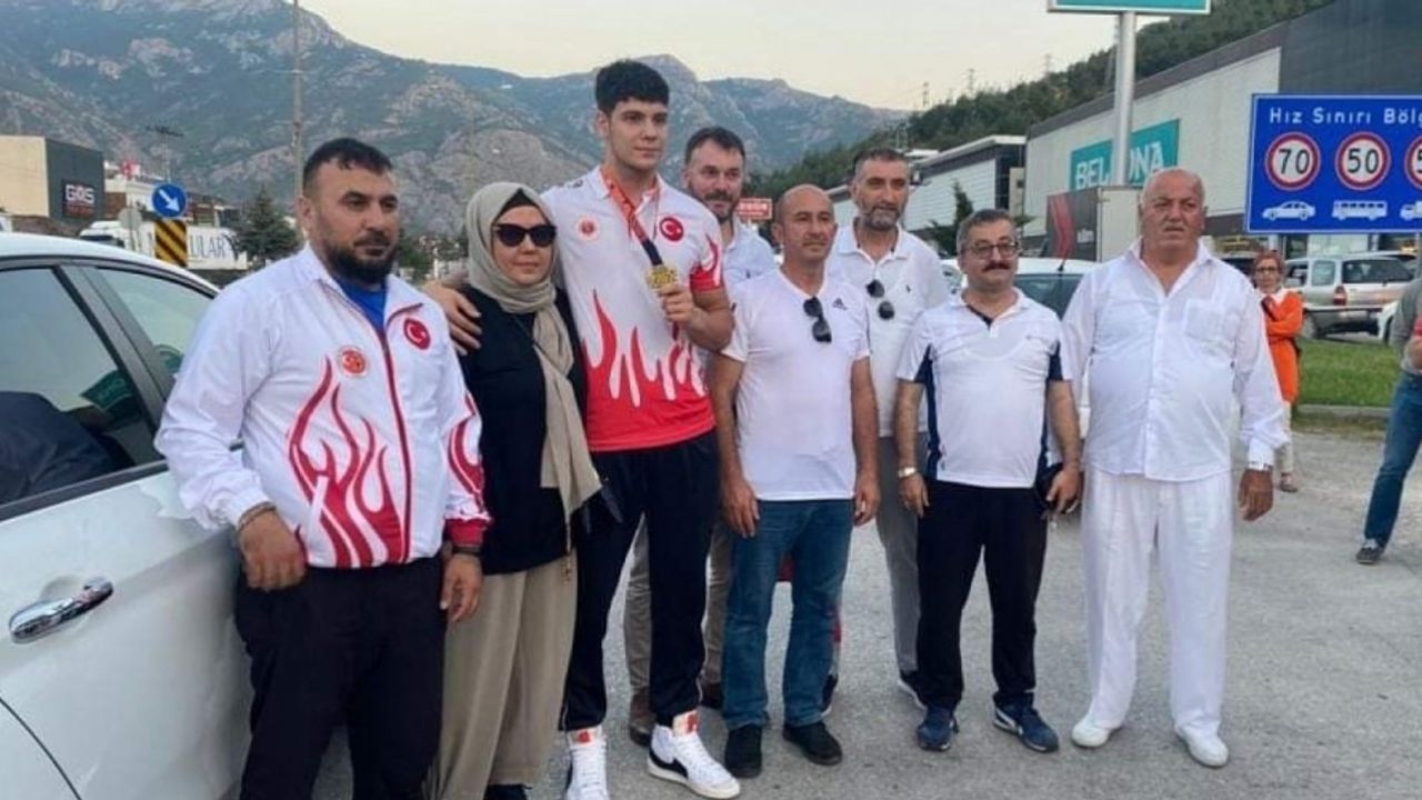Dünya şampiyonu Osman Furkan Karakaya, Amasya’da coşkuyla karşılandı