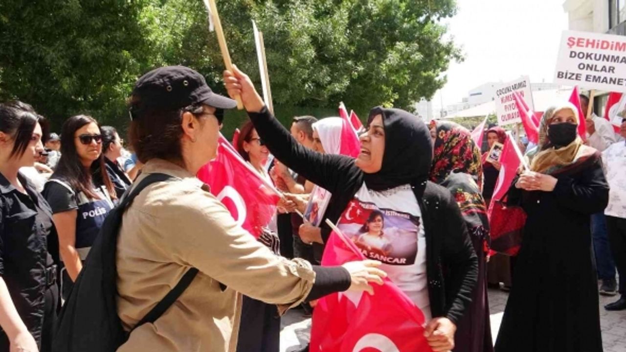 Evlatları dağa kaçırılan anneler kendilerine zafer işareti yapan HDP’lilere öfke kustu