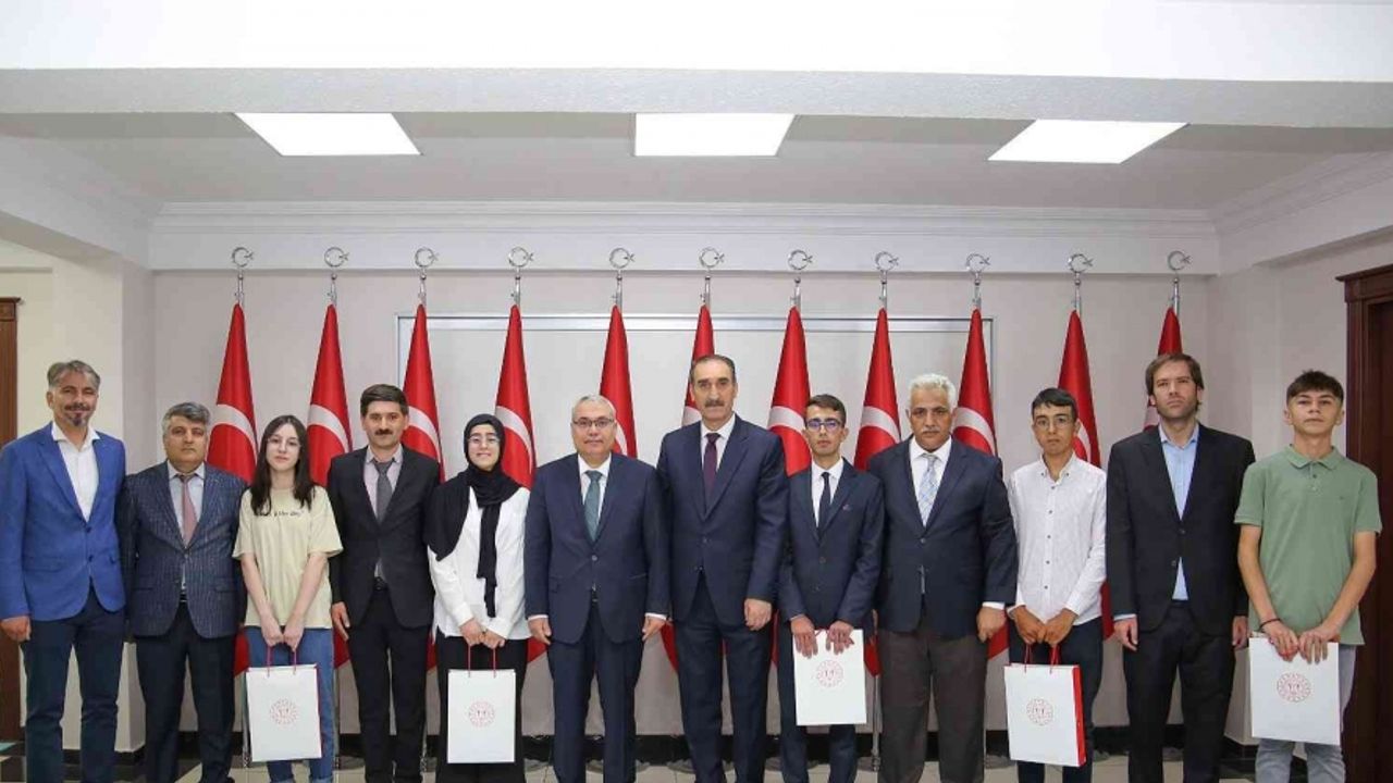 Muş Valisi Gündüzöz, YKS ve LGS birincilerini tebrik etti
