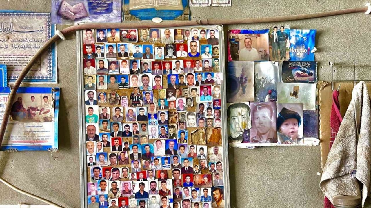 Oto lastik ustası müşterilerinden aldığı bir iki fotoğrafla 44 yıldır fotoğraf topluyor