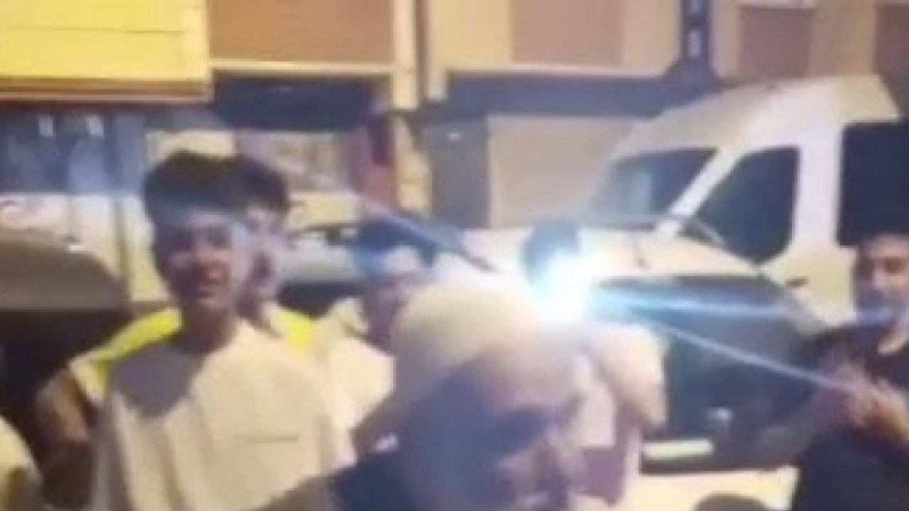 Yaşlı adamdan gençlere taş çıkartan bastonlu dans şov