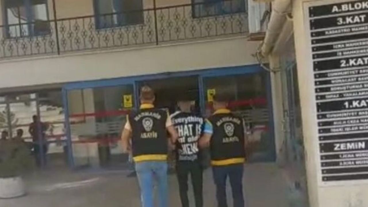 Arka kapıdan girdi, 300 binlik motosikletle ön kapıdan çıkıp gitti