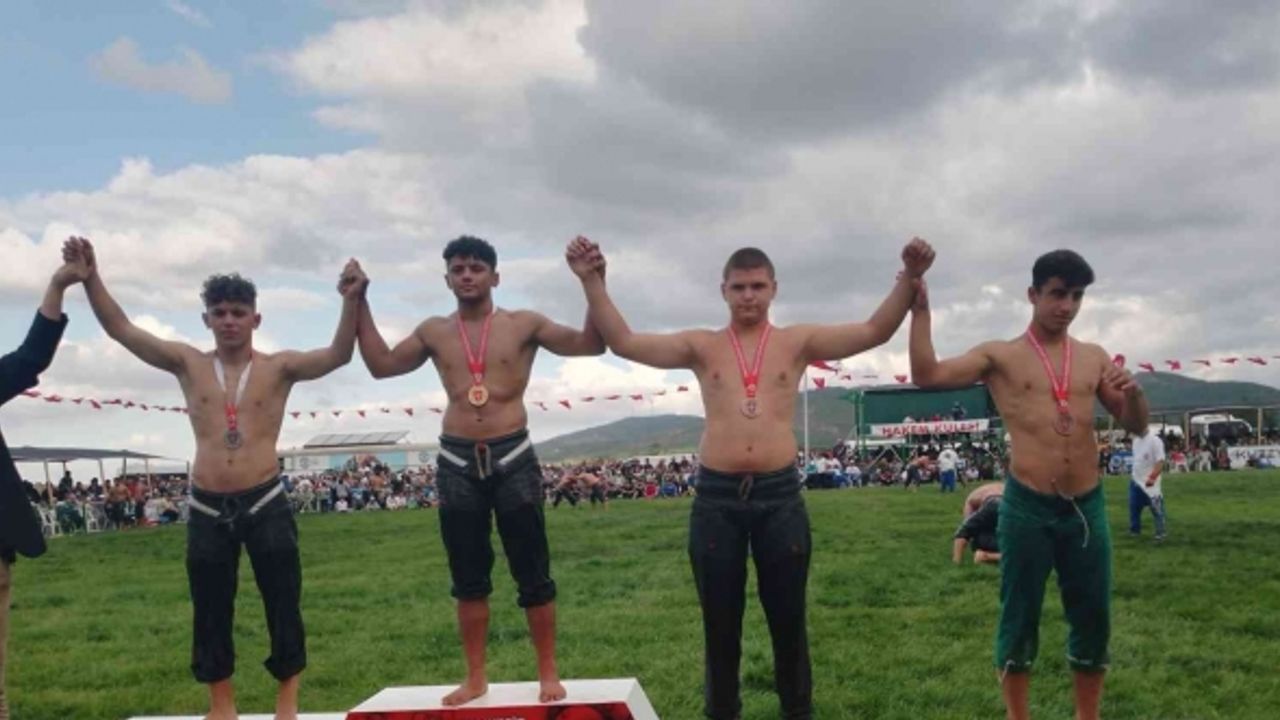 Bursa Büyükşehir Belediyesporlu güreşçiler Gönen’den 7 madalyayla döndü