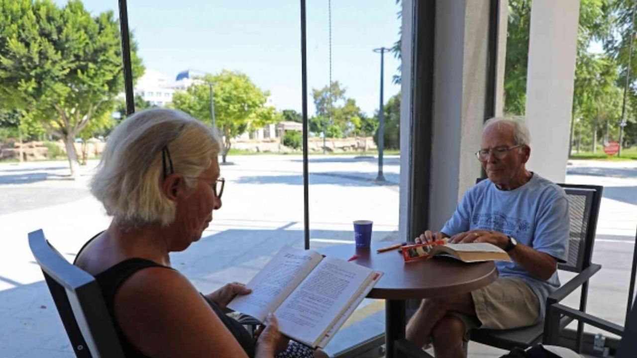 Emekliler “Düden Parkı Emekliler Kahvesi”nde adeta ikinci baharlarını yaşıyorlar