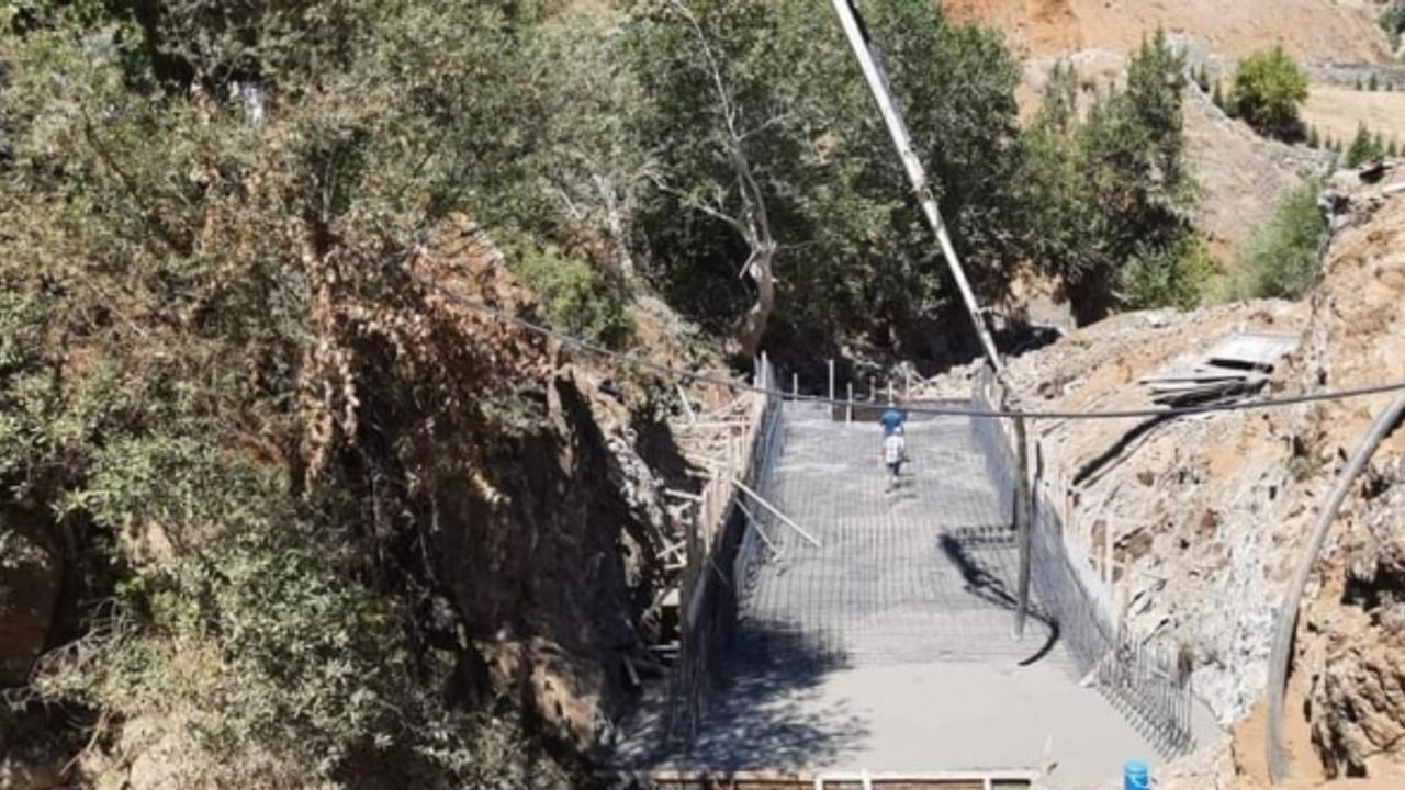 Köprü inşaatında feci ölüm: İskeleden düştü, karnına demir çubuk saplandı