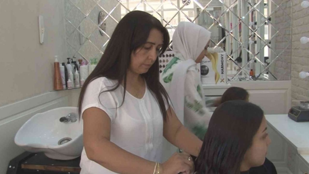 Kuaför muhtardan minik öğrencilere okul öncesi ücretsiz tıraş