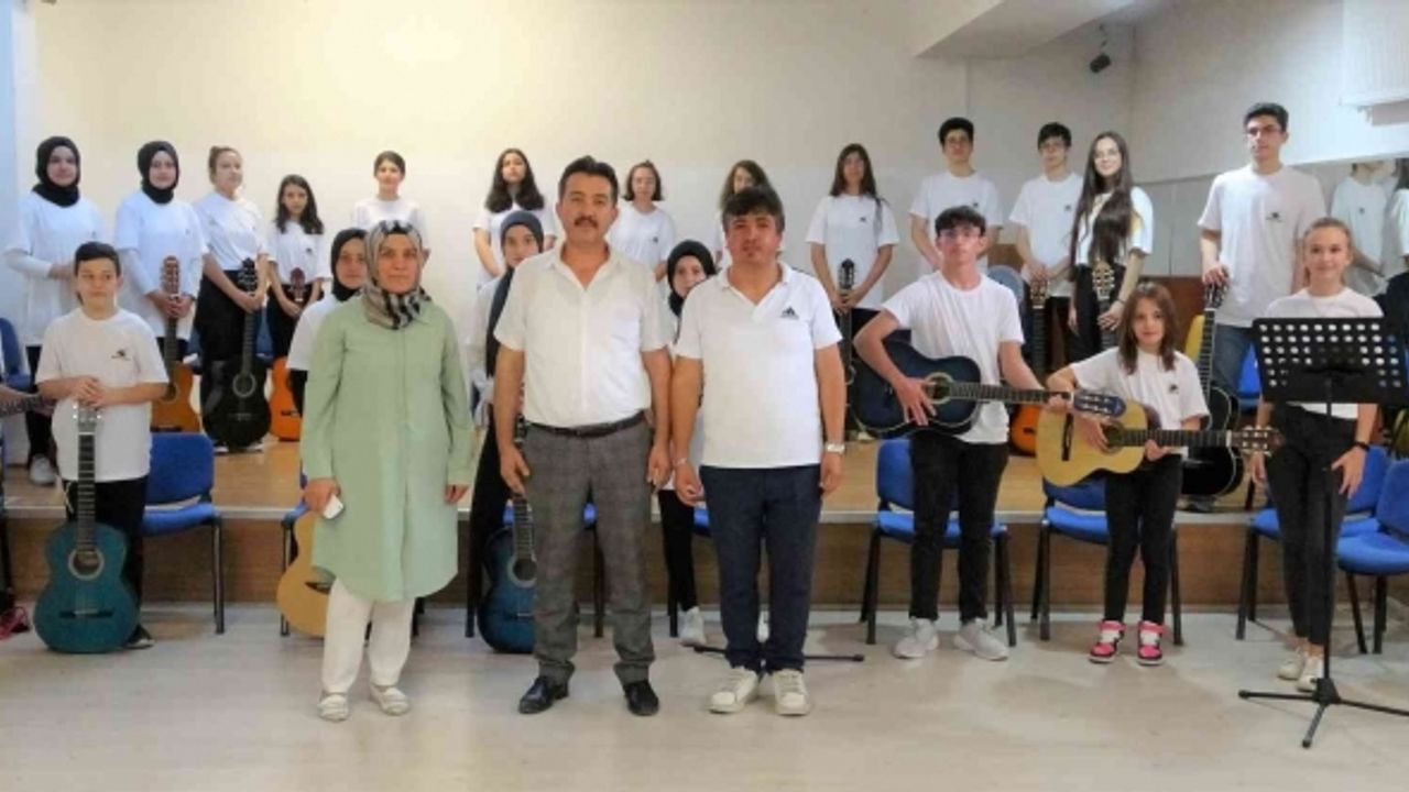 Kütahya’da ’Okullar hayat bulsun’ projesi çerçevesinde açılan gitar kursu final konseri ile sona erdi