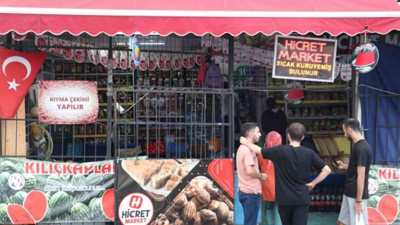 Marketten hırsızlık yapmaya çalışan çocuğu uyarınca bıçaklandı