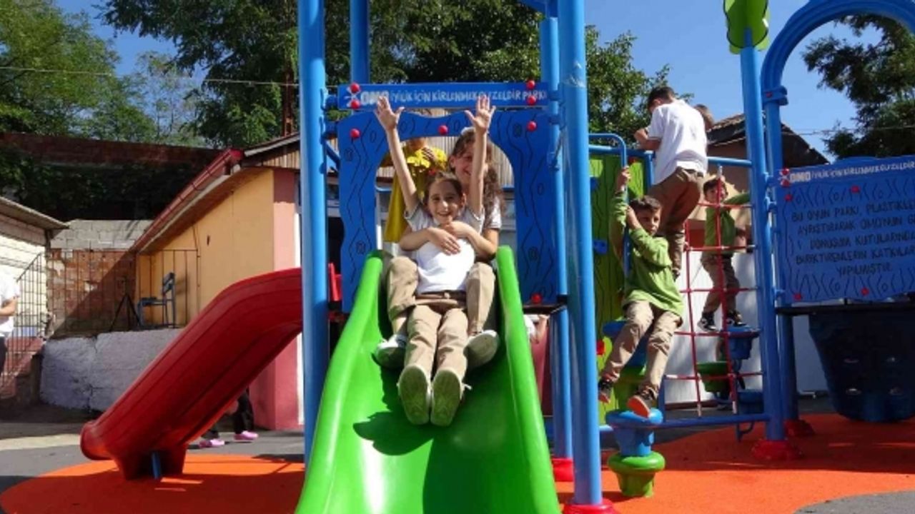 Plastik Atıklar şimdi de Trabzon’da oyun parkına dönüştü