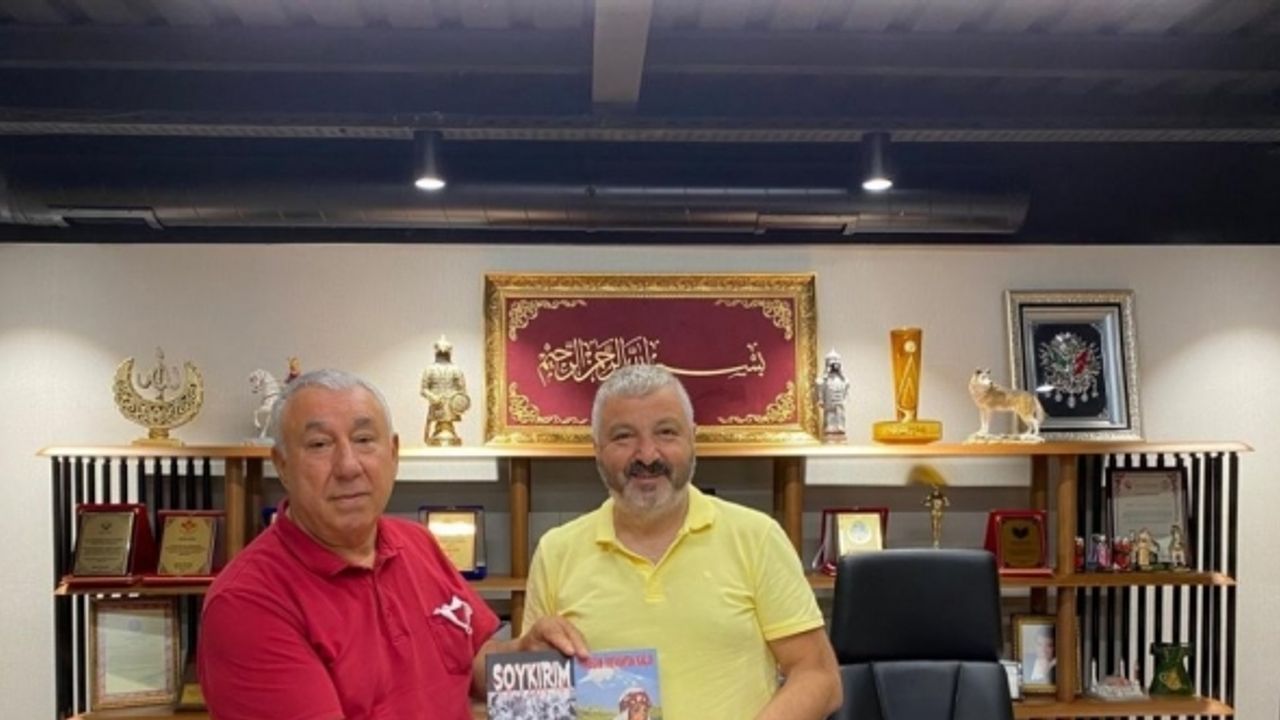 Serdar Ünsal, “Soykırım Ve Yüreğim İrevan’da Kaldı“ romanını Mehmet Sadıç’a hediye etti