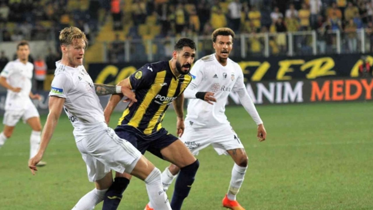 Spor Toto Süper Lig: MKE Ankaragücü: 1 - Beşiktaş: 2 (İlk yarı)