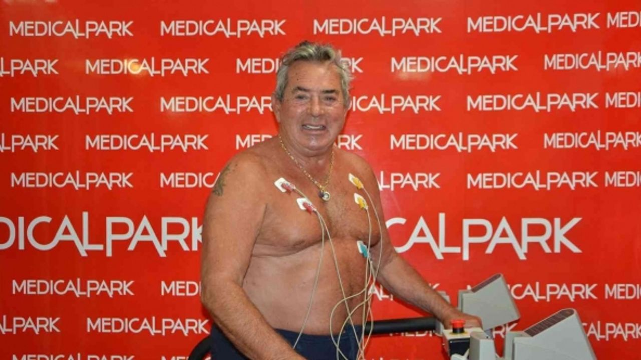 79 yaşındaki Sanatçı Salih Güney, Antalya’da sağlık kontrolü yaptırdı