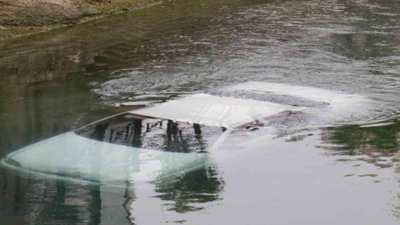 Adana’da otomobil sulama kanalına düştü, sürücü halatla kurtarıldı