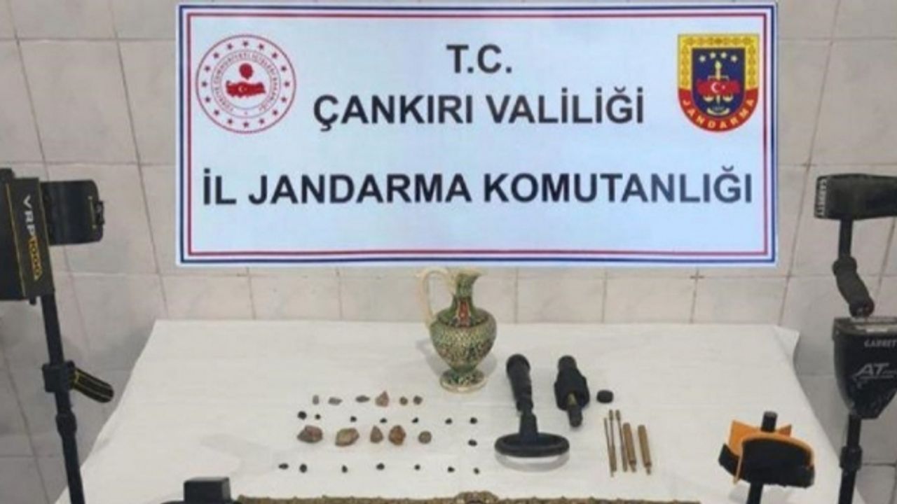 Define ararken suçüstü yakalandılar, evlerinden çıkan şoke etti