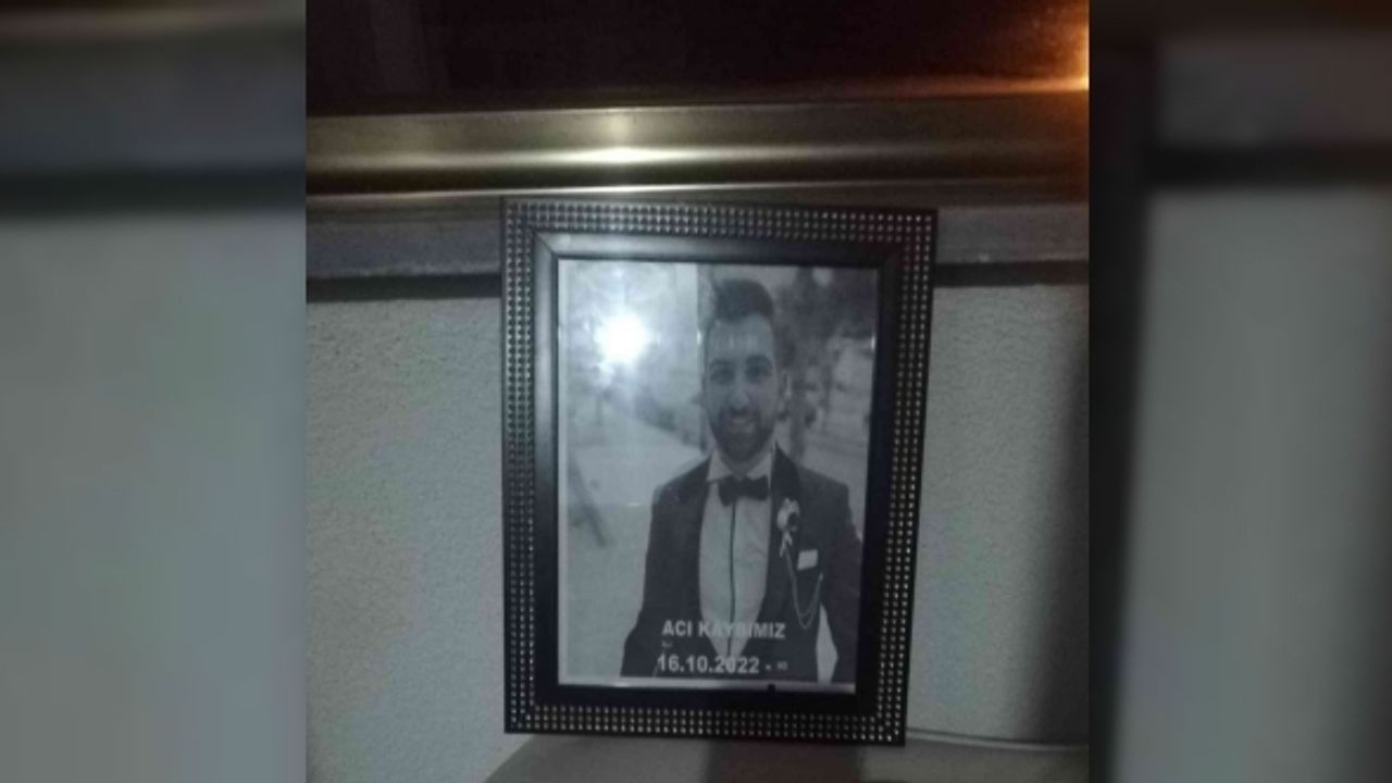 Düğünde damada şok, arkadaşları düğüne "Acı Kaybımız" yazılı çelenkle geldi