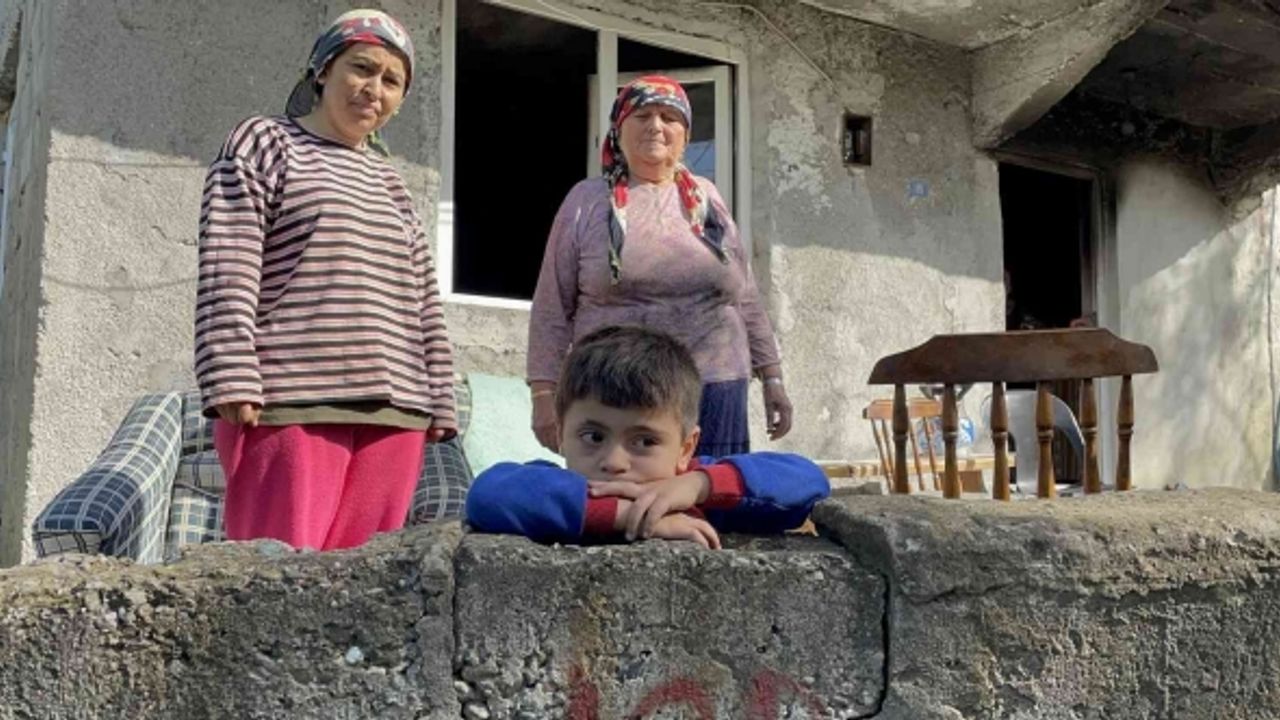 Evleri yanan 5 yaşındaki Alperen, küle dönen eşyasına ağladı