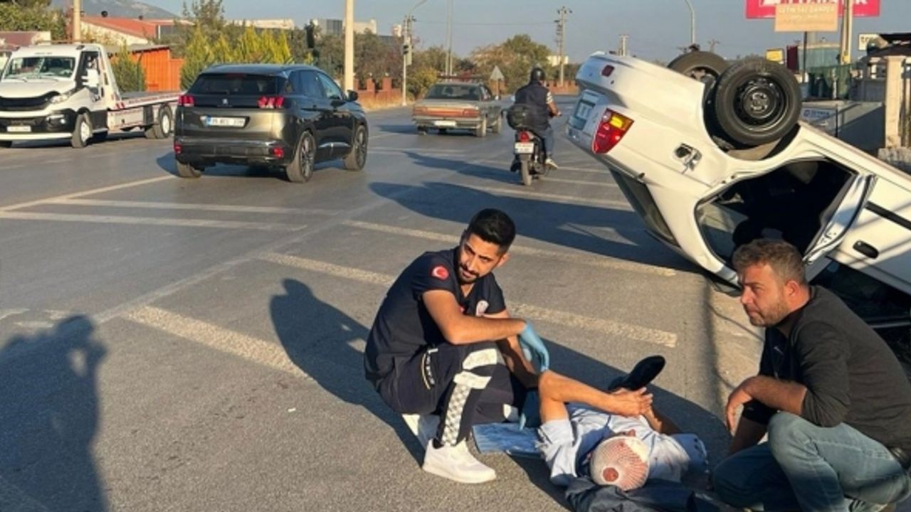 İzmir’de otomobil yol kenarını devrildi, 2 kişi yaralandı