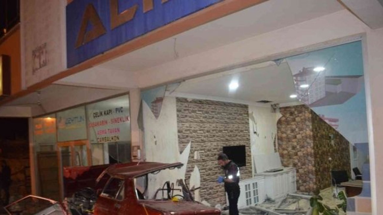 Kahramanmaraş’ta otomobil iş yerine girdi: 1 ölü, 4 yaralı