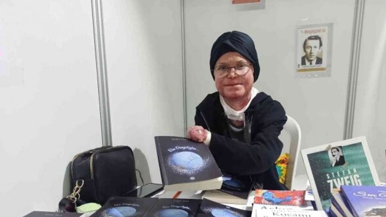 Kelebek hastası Büşra, kitap fuarında sevenleri ile buluştu