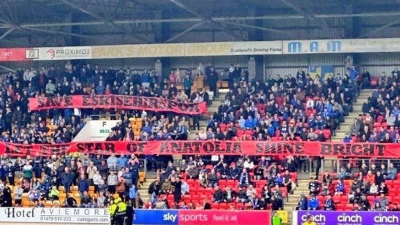 St. Johnstone taraftarlarının açtığı Eskişehirspor pankartı İskoçya Ligi’ne damga vurdu