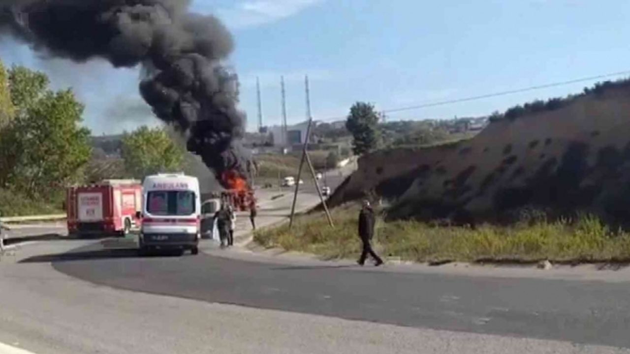 Tuzla’da yola devrilen hafriyat kamyonu alev alev yandı